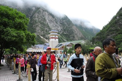 九寨溝單日游客破2萬，景區(qū)管理如何應(yīng)對春游高峰？